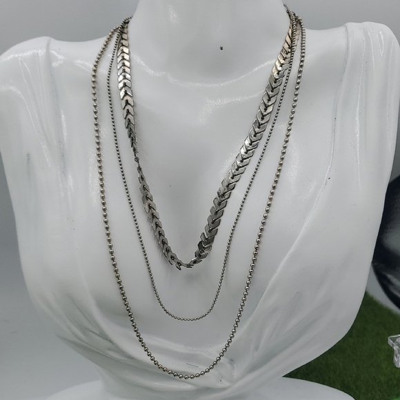 Jewelry - Elegant Silver Tone Layered Necklace 20 Inch N3837